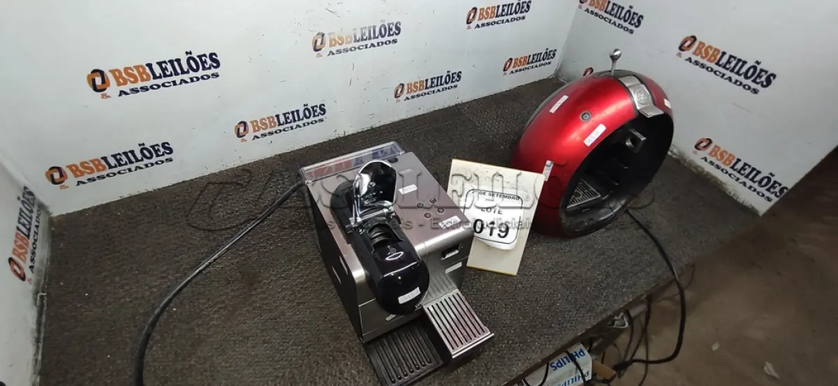 LOTE 019 - 02 CAFETEIRAS. (NO ESTADO) ATENÇÃO! FAZER A VISITAÇÃO ANTES DE ARREMATAR, NÃO SABEMOS SE FUNCIONA, LEILÃO NÃO TEM GARANTIA E NEM DEVOLUÇÃO, SUJEITO A POSSÍVEIS AVARIAS VISÍVEIS/OCULTAS E/OU AUSÊNCIA DE COMPONENTES.