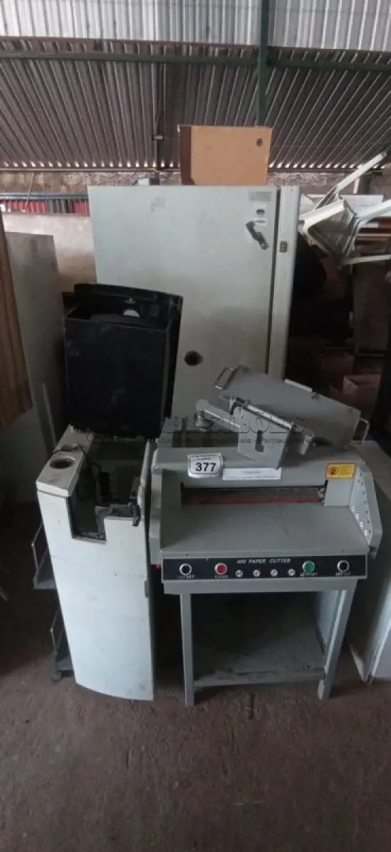 01 GUILHOTINA INDUSTRIAL, 01 SUCATA DE FRAGMENTADORA E 01 BALCÃO COM SUPORTE PARA COMPUTADOR