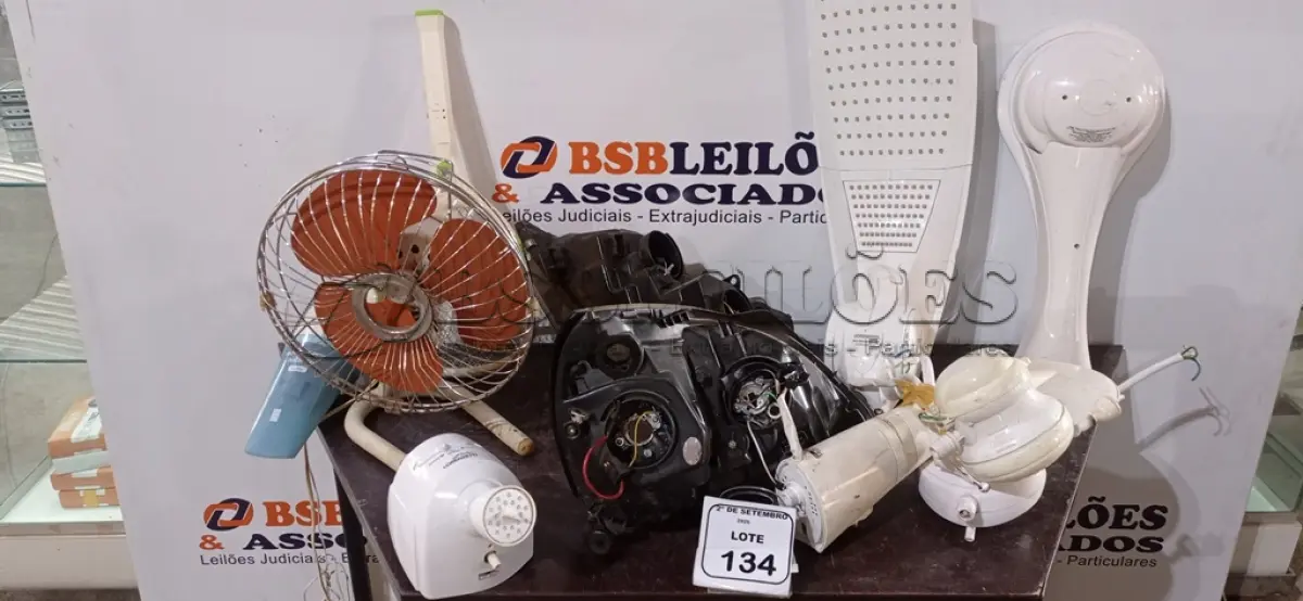 LOTE 134 - 01 LOTE COM VÁRIOS CHUVEIROS, VENTILADORES, RAQUETE ELÉTRICA E MATERIAIS DIVERSOS. (NO ESTADO) ATENÇÃO! FAZER A VISITAÇÃO ANTES DE ARREMATAR, NÃO SABEMOS SE FUNCIONA, LEILÃO NÃO TEM GARANTIA E NEM DEVOLUÇÃO, SUJEITO A POSSÍVEIS AVARIAS VISÍVEIS/OCULTAS E/OU AUSÊNCIA DE COMPONENTES.