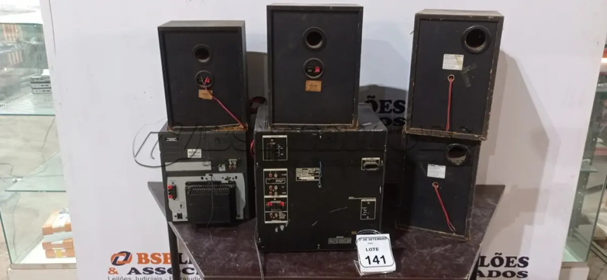 LOTE 141 - 01 MINI SYSTEM COM 02 CAIXAS MARCA PHILIPS E 01 APARELHO DE SOM 3 EM 1 COM 02 CAIXAS MARCA SONY. (NO ESTADO) ATENÇÃO! FAZER A VISITAÇÃO ANTES DE ARREMATAR, NÃO SABEMOS SE FUNCIONA, LEILÃO NÃO TEM GARANTIA E NEM DEVOLUÇÃO, SUJEITO A POSSÍVEIS AVARIAS VISÍVEIS/OCULTAS E/OU AUSÊNCIA DE COMPONENTES.