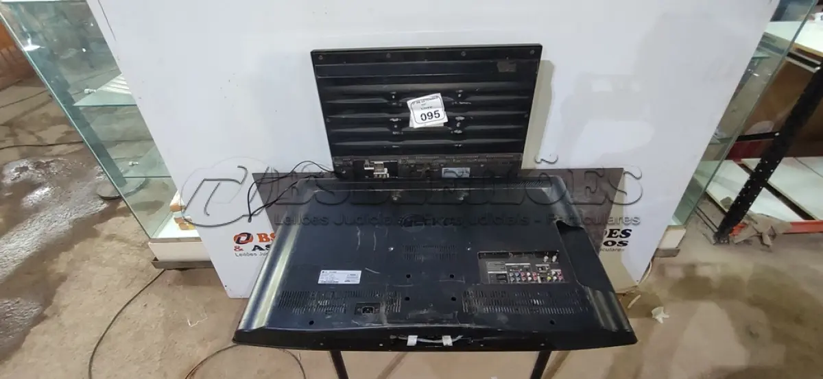 LOTE 095 - 01 TV 37’’ MARCA LG E 01 TV 26’’ MARCA SAMSUNG. (NO ESTADO) ATENÇÃO! FAZER A VISITAÇÃO ANTES DE ARREMATAR, NÃO SABEMOS SE FUNCIONA, LEILÃO NÃO TEM GARANTIA E NEM DEVOLUÇÃO, SUJEITO A POSSÍVEIS AVARIAS VISÍVEIS/OCULTAS E/OU AUSÊNCIA DE COMPONENTES.