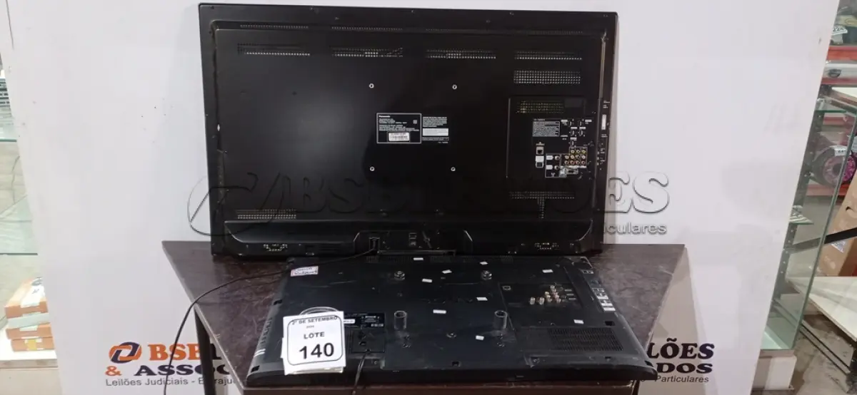 LOTE 140 - 01 TV 32’’ MARCA SONY E 01 TV 42’’ MARCA PANASONIC. (NO ESTADO) ATENÇÃO! FAZER A VISITAÇÃO ANTES DE ARREMATAR, NÃO SABEMOS SE FUNCIONA, LEILÃO NÃO TEM GARANTIA E NEM DEVOLUÇÃO, SUJEITO A POSSÍVEIS AVARIAS VISÍVEIS/OCULTAS E/OU AUSÊNCIA DE COMPONENTES.