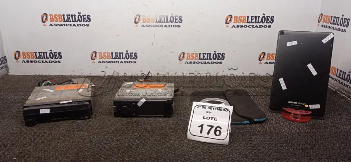 LOTE 176 - 01 TABLET E 02 APARELHOS DE SOM AUTOMOTIVO. (NO ESTADO) ATENÇÃO! FAZER A VISITAÇÃO ANTES DE ARREMATAR, NÃO SABEMOS SE FUNCIONA, LEILÃO NÃO TEM GARANTIA E NEM DEVOLUÇÃO, SUJEITO A POSSÍVEIS AVARIAS VISÍVEIS/OCULTAS E/OU AUSÊNCIA DE COMPONENTES.
