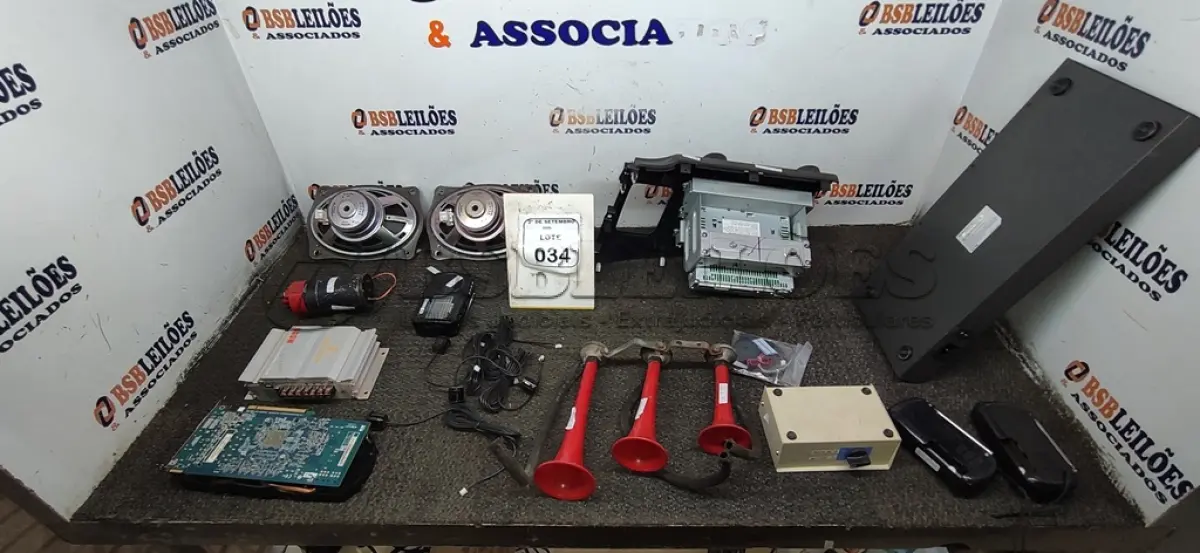 LOTE 034 - 01 PAR DE MEIA NOVE, 01 PAINEL FRONTAL COM SOM PARA CIVIC, 01 CORNETA DE SOM COM MÓDULO, 01 PLACA DE VÍDEO, 01 SWITCH E ELETRÔNICOS DIVERSOS. (NO ESTADO) ATENÇÃO! FAZER A VISITAÇÃO ANTES DE ARREMATAR, NÃO SABEMOS SE FUNCIONA, LEILÃO NÃO TEM GARANTIA E NEM DEVOLUÇÃO, SUJEITO A POSSÍVEIS AVARIAS VISÍVEIS/OCULTAS E/OU AUSÊNCIA DE COMPONENTES.