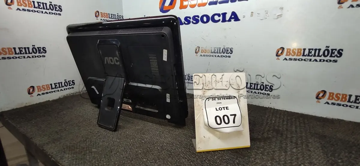 LOTE 007 - 01 COMPUTADOR ALL IN ONE MARCA AOC. (NO ESTADO) ATENÇÃO! FAZER A VISITAÇÃO ANTES DE ARREMATAR, NÃO SABEMOS SE FUNCIONA, LEILÃO NÃO TEM GARANTIA E NEM DEVOLUÇÃO, SUJEITO A POSSÍVEIS AVARIAS VISÍVEIS/OCULTAS E/OU AUSÊNCIA DE COMPONENTES.