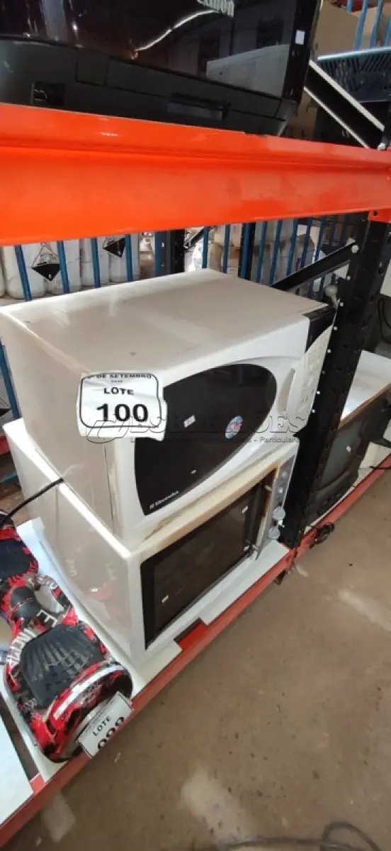 LOTE 100 - 01 MICRO-ONDAS MARCA ELECTROLUX E 01 FORNO ELÉTRICO MARCA LAYR. (NO ESTADO) ATENÇÃO! FAZER A VISITAÇÃO ANTES DE ARREMATAR, NÃO SABEMOS SE FUNCIONA, LEILÃO NÃO TEM GARANTIA E NEM DEVOLUÇÃO, SUJEITO A POSSÍVEIS AVARIAS VISÍVEIS/OCULTAS E/OU AUSÊNCIA DE COMPONENTES.