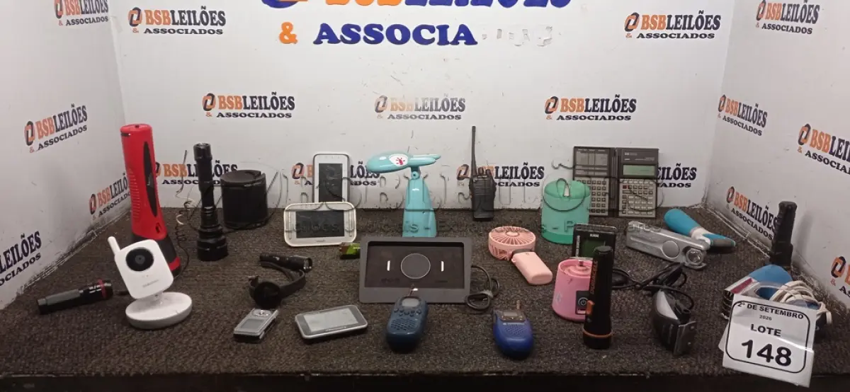 LOTE 148 - 01 CAIXA COM VÁRIAS CAIXINHAS DE SOM, LANTERNAS, CARREGADORES PORTÁTEIS E ELETRÔNICOS DIVERSOS. (NO ESTADO) ATENÇÃO! FAZER A VISITAÇÃO ANTES DE ARREMATAR, NÃO SABEMOS SE FUNCIONA, LEILÃO NÃO TEM GARANTIA E NEM DEVOLUÇÃO, SUJEITO A POSSÍVEIS AVARIAS VISÍVEIS/OCULTAS E/OU AUSÊNCIA DE COMPONENTES.