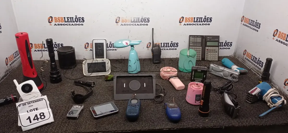 LOTE 148 - 01 CAIXA COM VÁRIAS CAIXINHAS DE SOM, LANTERNAS, CARREGADORES PORTÁTEIS E ELETRÔNICOS DIVERSOS. (NO ESTADO) ATENÇÃO! FAZER A VISITAÇÃO ANTES DE ARREMATAR, NÃO SABEMOS SE FUNCIONA, LEILÃO NÃO TEM GARANTIA E NEM DEVOLUÇÃO, SUJEITO A POSSÍVEIS AVARIAS VISÍVEIS/OCULTAS E/OU AUSÊNCIA DE COMPONENTES.