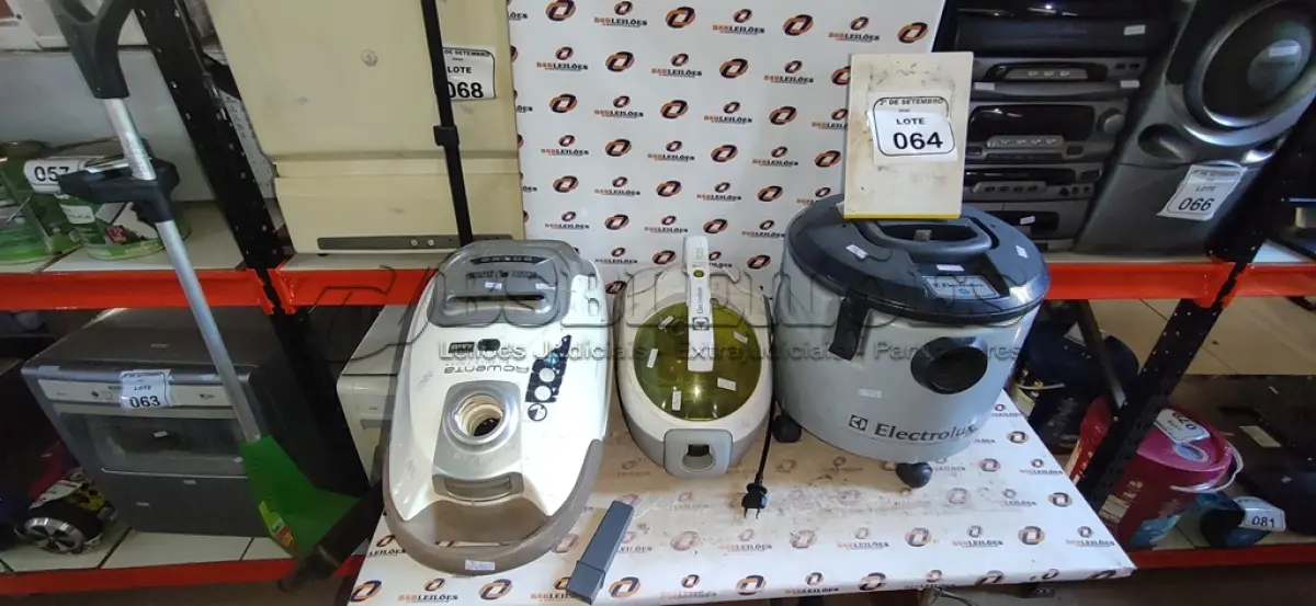 LOTE 064 - 03 ASPIRADORES DE PÓ DE MARCAS E MODELOS DIVERSOS. (NO ESTADO) ATENÇÃO! FAZER A VISITAÇÃO ANTES DE ARREMATAR, NÃO SABEMOS SE FUNCIONA, LEILÃO NÃO TEM GARANTIA E NEM DEVOLUÇÃO, SUJEITO A POSSÍVEIS AVARIAS VISÍVEIS/OCULTAS E/OU AUSÊNCIA DE COMPONENTES.