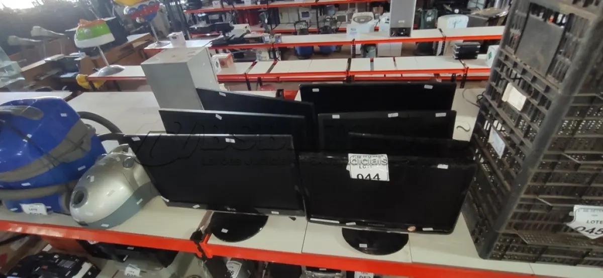 LOTE 044 - 07 MONITORES DE MARCAS E MODELOS DIVERSOS. (NO ESTADO) ATENÇÃO! FAZER A VISITAÇÃO ANTES DE ARREMATAR, NÃO SABEMOS SE FUNCIONA, LEILÃO NÃO TEM GARANTIA E NEM DEVOLUÇÃO, SUJEITO A POSSÍVEIS AVARIAS VISÍVEIS/OCULTAS E/OU AUSÊNCIA DE COMPONENTES.