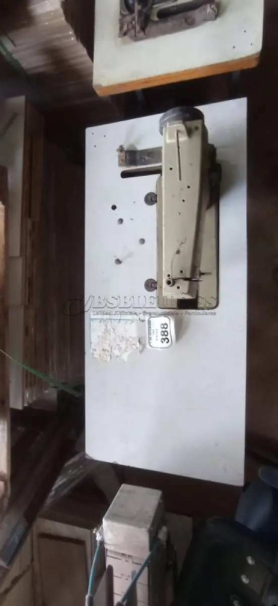 LOTE 388 - 01 MÁQUINA DE COSTURA COM BANCADA MODE 021D201A MARCA SINGER. (NO ESTADO) ATENÇÃO! FAZER A VISITAÇÃO ANTES DE ARREMATAR, NÃO SABEMOS SE FUNCIONA, LEILÃO NÃO TEM GARANTIA E NEM DEVOLUÇÃO, SUJEITO A POSSÍVEIS AVARIAS VISÍVEIS/OCULTAS E/OU AUSÊNCIA DE COMPONENTES.