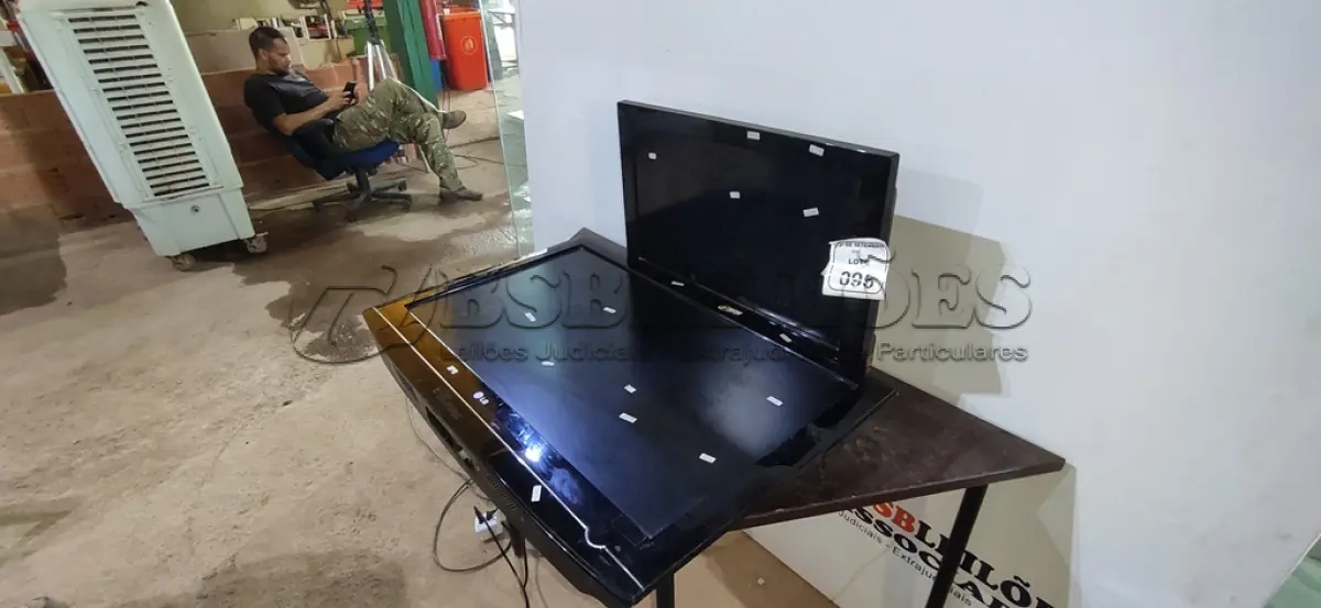LOTE 095 - 01 TV 37’’ MARCA LG E 01 TV 26’’ MARCA SAMSUNG. (NO ESTADO) ATENÇÃO! FAZER A VISITAÇÃO ANTES DE ARREMATAR, NÃO SABEMOS SE FUNCIONA, LEILÃO NÃO TEM GARANTIA E NEM DEVOLUÇÃO, SUJEITO A POSSÍVEIS AVARIAS VISÍVEIS/OCULTAS E/OU AUSÊNCIA DE COMPONENTES.