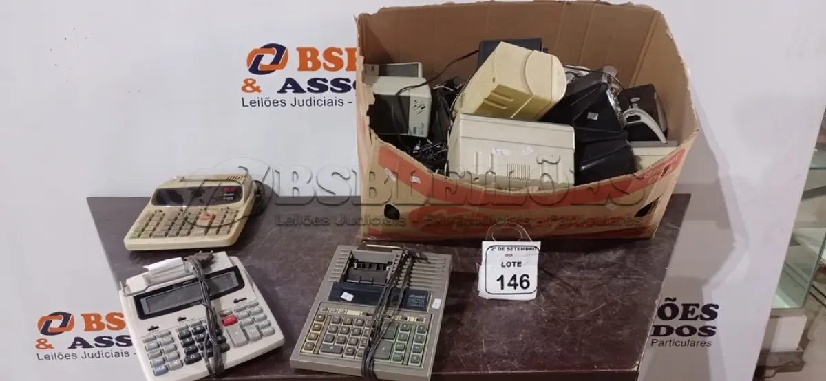 LOTE 146 - 01 CAIXA COM VÁRIAS CAIXAS DE SOM PARA PC, HEADPHONES, CALCULADORAS E ELETRÔNICOS DIVERSOS. (NO ESTADO) ATENÇÃO! FAZER A VISITAÇÃO ANTES DE ARREMATAR, NÃO SABEMOS SE FUNCIONA, LEILÃO NÃO TEM GARANTIA E NEM DEVOLUÇÃO, SUJEITO A POSSÍVEIS AVARIAS VISÍVEIS/OCULTAS E/OU AUSÊNCIA DE COMPONENTES.