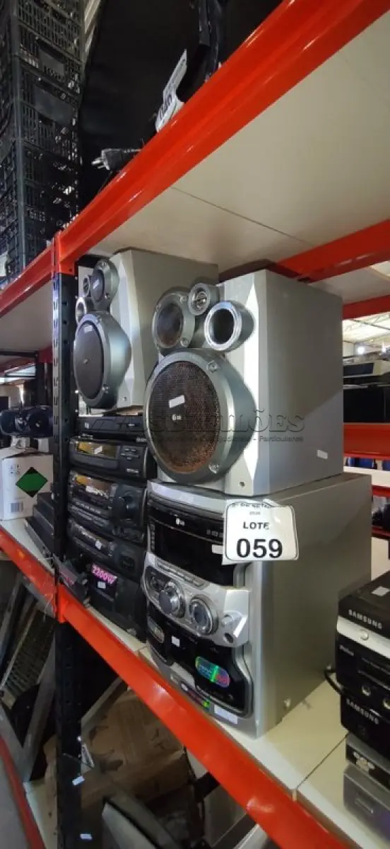 LOTE 059 - 01 TOCA DISCOS MARCA AIWA, 01 APARELHO DE SOM 3 EM 1 MARCA AIWA E 01 MINI SYSTEM COM 02 CAIXAS DE SOM MARCA LG. (NO ESTADO) ATENÇÃO! FAZER A VISITAÇÃO ANTES DE ARREMATAR, NÃO SABEMOS SE FUNCIONA, LEILÃO NÃO TEM GARANTIA E NEM DEVOLUÇÃO, SUJEITO A POSSÍVEIS AVARIAS VISÍVEIS/OCULTAS E/OU AUSÊNCIA DE COMPONENTES.