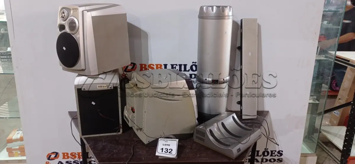 LOTE 132 - 01 APARELHO DE SOM MODELO ENERGY 4200 COM 03 CAIXAS DE SOM E 01 POWERED SUBWOOFER MODELO BAZUCA SWG-4200 MARCA GRADIENTE. (NO ESTADO) ATENÇÃO! FAZER A VISITAÇÃO ANTES DE ARREMATAR, NÃO SABEMOS SE FUNCIONA, LEILÃO NÃO TEM GARANTIA E NEM DEVOLUÇÃO, SUJEITO A POSSÍVEIS AVARIAS VISÍVEIS/OCULTAS E/OU AUSÊNCIA DE COMPONENTES.