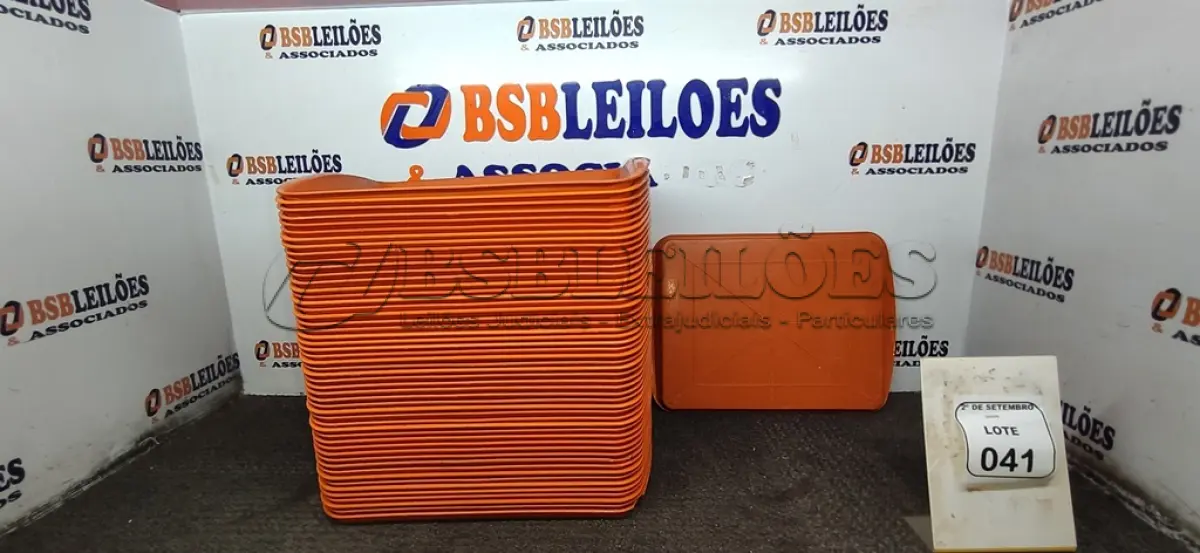 LOTE 041 - 52 BANDEJAS DE PLÁSTICO. (NO ESTADO) ATENÇÃO! FAZER A VISITAÇÃO ANTES DE ARREMATAR, NÃO SABEMOS SE FUNCIONA, LEILÃO NÃO TEM GARANTIA E NEM DEVOLUÇÃO, SUJEITO A POSSÍVEIS AVARIAS VISÍVEIS/OCULTAS E/OU AUSÊNCIA DE COMPONENTES.