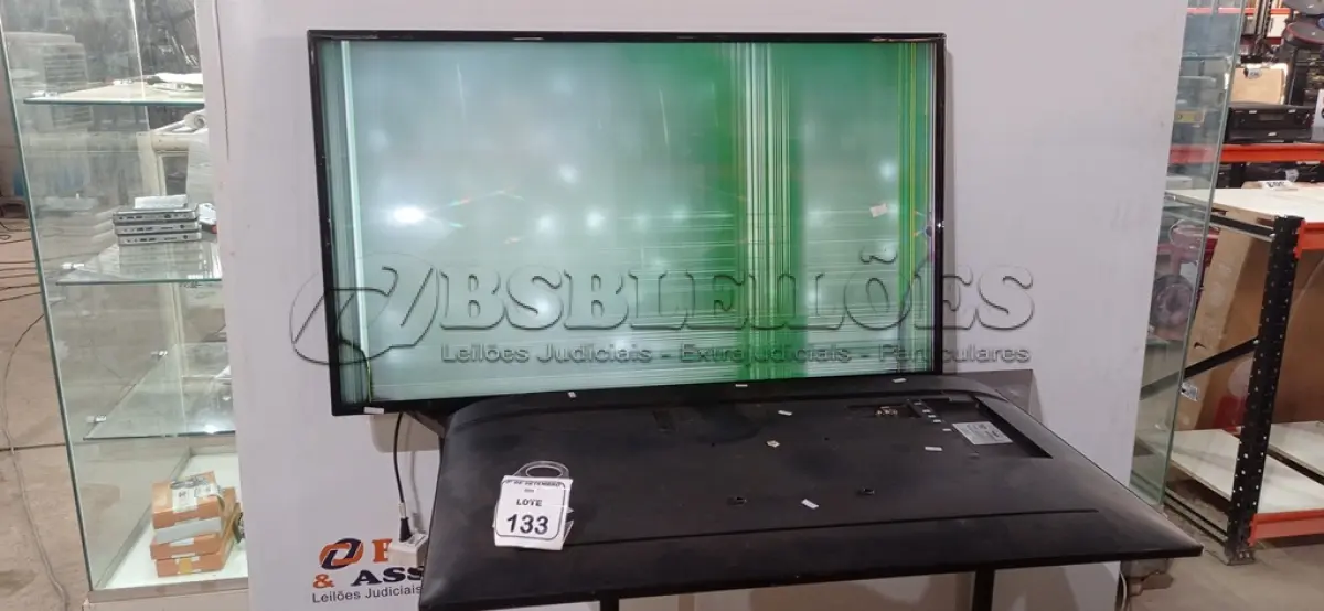 LOTE 133 - 01 TV 50’’ MARCA SAMSUNG E 01 TV 54’’ MARCA LG. (NO ESTADO) ATENÇÃO! FAZER A VISITAÇÃO ANTES DE ARREMATAR, NÃO SABEMOS SE FUNCIONA, LEILÃO NÃO TEM GARANTIA E NEM DEVOLUÇÃO, SUJEITO A POSSÍVEIS AVARIAS VISÍVEIS/OCULTAS E/OU AUSÊNCIA DE COMPONENTES.