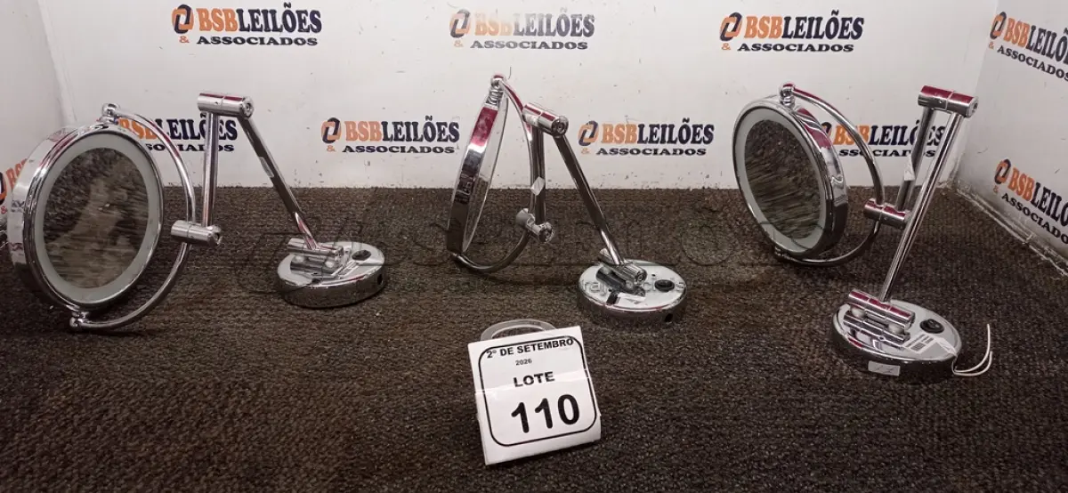 LOTE 110 - 03 ESPELHOS DE AUMENTO COM ILUMINAÇÃO LED REDONDO COM HASTE ARTICULADA. (NO ESTADO) ATENÇÃO! FAZER A VISITAÇÃO ANTES DE ARREMATAR, NÃO SABEMOS SE FUNCIONA, LEILÃO NÃO TEM GARANTIA E NEM DEVOLUÇÃO, SUJEITO A POSSÍVEIS AVARIAS VISÍVEIS/OCULTAS E/OU AUSÊNCIA DE COMPONENTES.