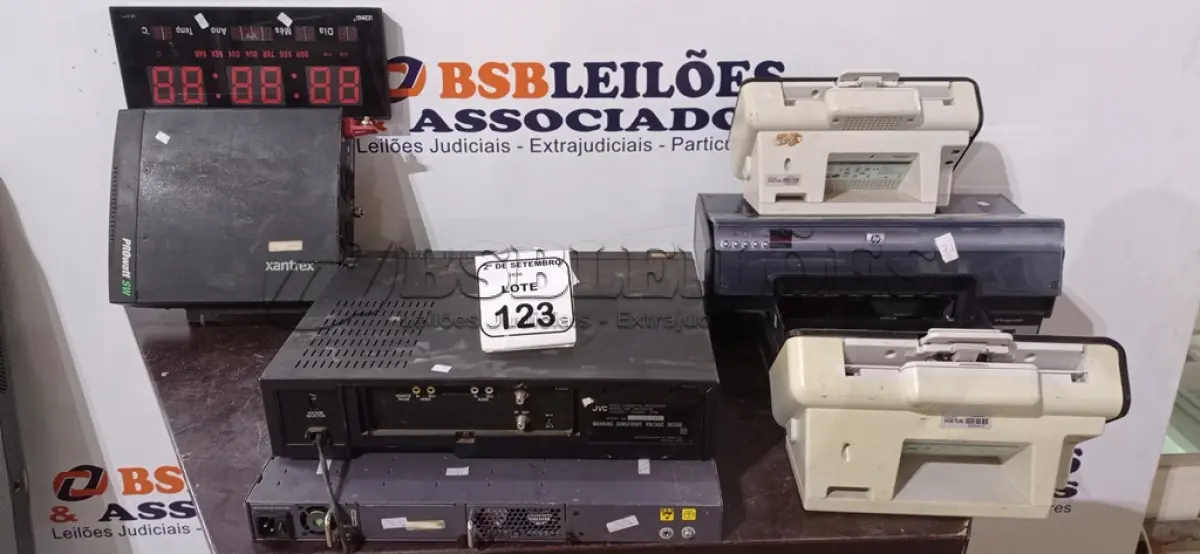 LOTE 123 - 02 SCANNERS MODELO I1150 MARCA KODAK, 01 SWITCH, 01 RELÓGIO DE PAREDE, 01 INVERSOR DE ONDAS SENOIDAL MODELO PROWATT SW MARCA XANTREX E 01 IMPRESSORA MODELO DESKJET 6980 MARCA HP. (NO ESTADO) ATENÇÃO! FAZER A VISITAÇÃO ANTES DE ARREMATAR, NÃO SABEMOS SE FUNCIONA, LEILÃO NÃO TEM GARANTIA E NEM DEVOLUÇÃO, SUJEITO A POSSÍVEIS AVARIAS VISÍVEIS/OCULTAS E/OU AUSÊNCIA DE COMPONENTES.