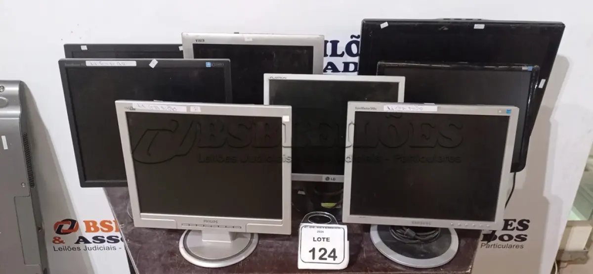 LOTE 124 - 08 MONITORES DE MARCAS E MODELOS DIVERSOS. (NO ESTADO) ATENÇÃO! FAZER A VISITAÇÃO ANTES DE ARREMATAR, NÃO SABEMOS SE FUNCIONA, LEILÃO NÃO TEM GARANTIA E NEM DEVOLUÇÃO, SUJEITO A POSSÍVEIS AVARIAS VISÍVEIS/OCULTAS E/OU AUSÊNCIA DE COMPONENTES.