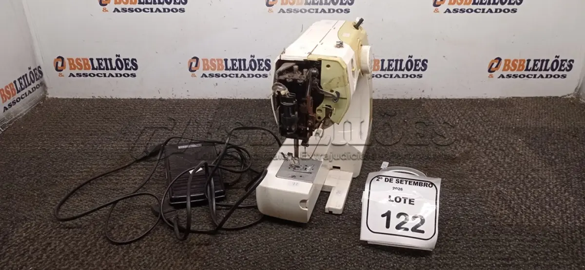LOTE 122 - 01 MÁQUINA DE COSTURA MODELO JX-2050 MARCA ELGIN. (NO ESTADO) ATENÇÃO! FAZER A VISITAÇÃO ANTES DE ARREMATAR, NÃO SABEMOS SE FUNCIONA, LEILÃO NÃO TEM GARANTIA E NEM DEVOLUÇÃO, SUJEITO A POSSÍVEIS AVARIAS VISÍVEIS/OCULTAS E/OU AUSÊNCIA DE COMPONENTES.