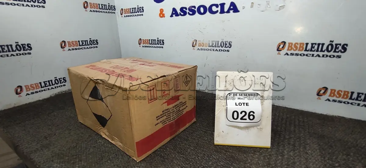 LOTE 026 - 12 LATAS DE REMOVEDORES DE TINTAS E TEXTURAS DE 900ML CADA. (NO ESTADO) ATENÇÃO! FAZER A VISITAÇÃO ANTES DE ARREMATAR, NÃO SABEMOS SE FUNCIONA, LEILÃO NÃO TEM GARANTIA E NEM DEVOLUÇÃO, SUJEITO A POSSÍVEIS AVARIAS VISÍVEIS/OCULTAS E/OU AUSÊNCIA DE COMPONENTES.