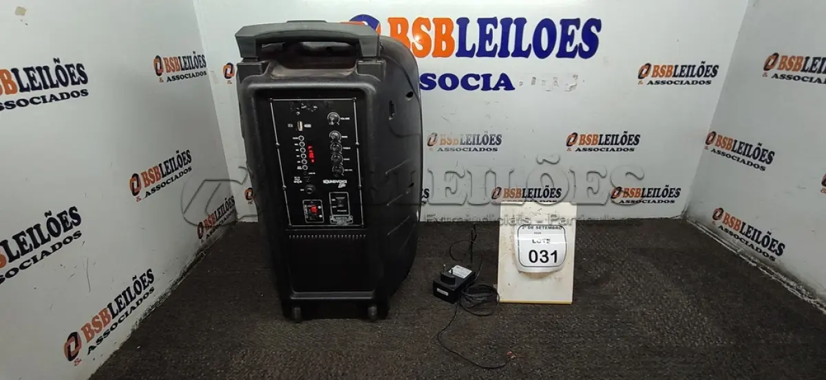 LOTE 031 - 01 CAIXA DE SOM PORTÁTIL MARCA SOUNDVOICE LITE. (NO ESTADO) ATENÇÃO! FAZER A VISITAÇÃO ANTES DE ARREMATAR, NÃO SABEMOS SE FUNCIONA, LEILÃO NÃO TEM GARANTIA E NEM DEVOLUÇÃO, SUJEITO A POSSÍVEIS AVARIAS VISÍVEIS/OCULTAS E/OU AUSÊNCIA DE COMPONENTES.
