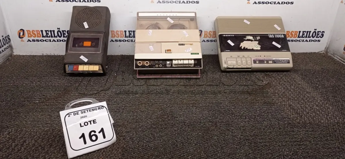 LOTE 161 - 03 GRAVADORES ANTIGOS DE MARCAS E MODELOS DIVERSOS. (NO ESTADO) ATENÇÃO! FAZER A VISITAÇÃO ANTES DE ARREMATAR, NÃO SABEMOS SE FUNCIONA, LEILÃO NÃO TEM GARANTIA E NEM DEVOLUÇÃO, SUJEITO A POSSÍVEIS AVARIAS VISÍVEIS/OCULTAS E/OU AUSÊNCIA DE COMPONENTES.