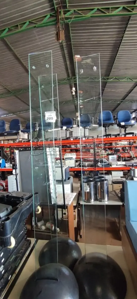 03 SUPORTES DE VIDRO COM BASE DE 1,70M APROXIMADAMENTE