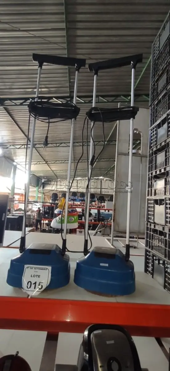 LOTE 015 - 02 ENCERADEIRAS DOMÉSTICAS MARCA ARNO. (NO ESTADO) ATENÇÃO! FAZER A VISITAÇÃO ANTES DE ARREMATAR, NÃO SABEMOS SE FUNCIONA, LEILÃO NÃO TEM GARANTIA E NEM DEVOLUÇÃO, SUJEITO A POSSÍVEIS AVARIAS VISÍVEIS/OCULTAS E/OU AUSÊNCIA DE COMPONENTES.