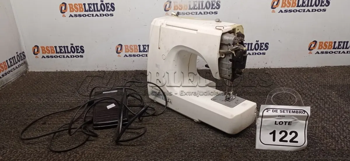 LOTE 122 - 01 MÁQUINA DE COSTURA MODELO JX-2050 MARCA ELGIN. (NO ESTADO) ATENÇÃO! FAZER A VISITAÇÃO ANTES DE ARREMATAR, NÃO SABEMOS SE FUNCIONA, LEILÃO NÃO TEM GARANTIA E NEM DEVOLUÇÃO, SUJEITO A POSSÍVEIS AVARIAS VISÍVEIS/OCULTAS E/OU AUSÊNCIA DE COMPONENTES.