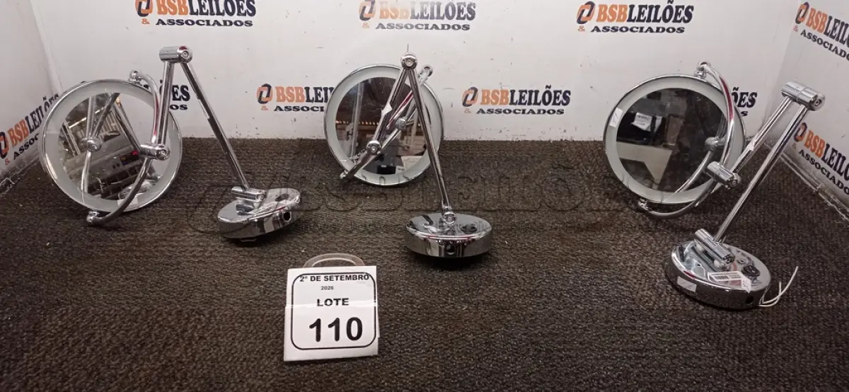 LOTE 110 - 03 ESPELHOS DE AUMENTO COM ILUMINAÇÃO LED REDONDO COM HASTE ARTICULADA. (NO ESTADO) ATENÇÃO! FAZER A VISITAÇÃO ANTES DE ARREMATAR, NÃO SABEMOS SE FUNCIONA, LEILÃO NÃO TEM GARANTIA E NEM DEVOLUÇÃO, SUJEITO A POSSÍVEIS AVARIAS VISÍVEIS/OCULTAS E/OU AUSÊNCIA DE COMPONENTES.