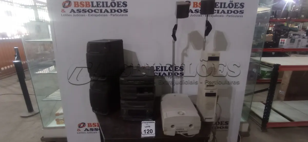 LOTE 120 - 01 APARELHO DE SOM MODELO FD-N036 COM 02 CAIXAS MARCA AIWA, 01 POWERED SUBWOOFER COM 02 CAIXAS MULTIMIDIA MARCA ALTEC LANSING E 02 CAIXAS DE SOM MODELO SS-TS300. (NO ESTADO) ATENÇÃO! FAZER A VISITAÇÃO ANTES DE ARREMATAR, NÃO SABEMOS SE FUNCIONA, LEILÃO NÃO TEM GARANTIA E NEM DEVOLUÇÃO, SUJEITO A POSSÍVEIS AVARIAS VISÍVEIS/OCULTAS E/OU AUSÊNCIA DE COMPONENTES.