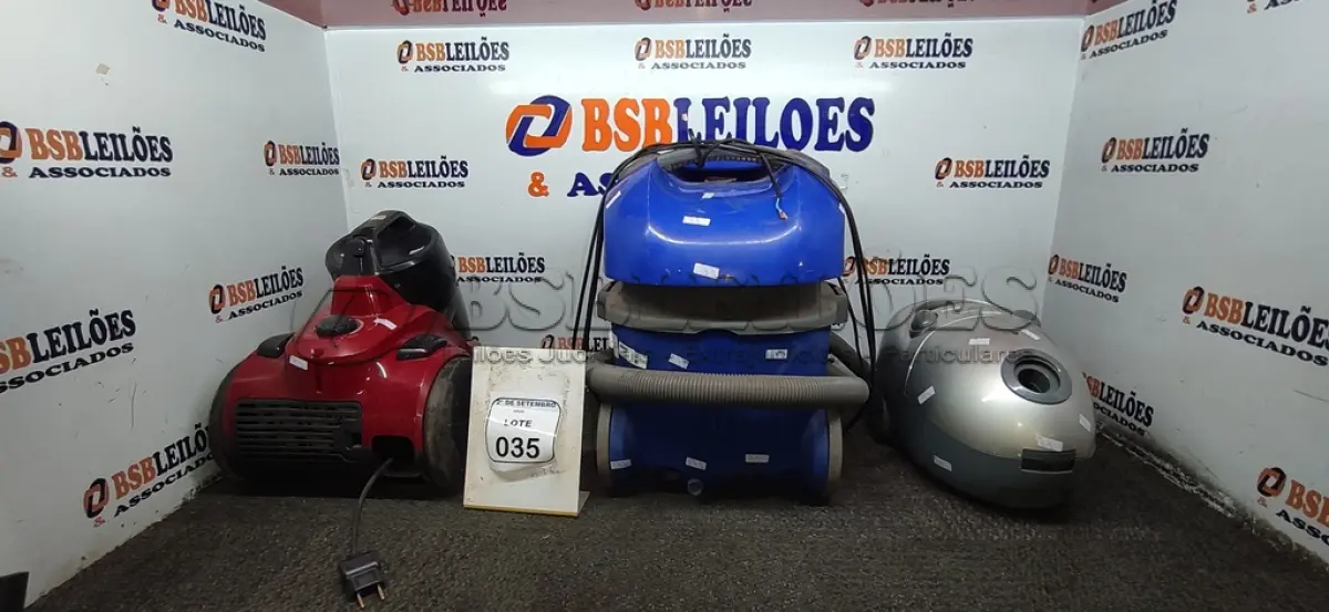 LOTE 035 - 03 ASPIRADORES DE PÓ DE MARCAS E MODELOS DIVERSOS. (NO ESTADO) ATENÇÃO! FAZER A VISITAÇÃO ANTES DE ARREMATAR, NÃO SABEMOS SE FUNCIONA, LEILÃO NÃO TEM GARANTIA E NEM DEVOLUÇÃO, SUJEITO A POSSÍVEIS AVARIAS VISÍVEIS/OCULTAS E/OU AUSÊNCIA DE COMPONENTES.