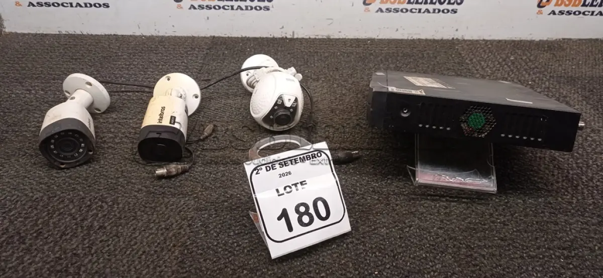 LOTE 180 - 01 DVR E 03 CÂMERAS DE SEGURANÇA. (NO ESTADO) ATENÇÃO! FAZER A VISITAÇÃO ANTES DE ARREMATAR, NÃO SABEMOS SE FUNCIONA, LEILÃO NÃO TEM GARANTIA E NEM DEVOLUÇÃO, SUJEITO A POSSÍVEIS AVARIAS VISÍVEIS/OCULTAS E/OU AUSÊNCIA DE COMPONENTES.