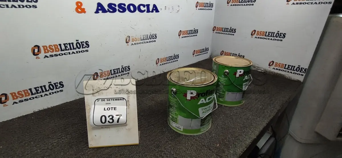 LOTE 037 - 02 LATAS DE TINTA ACRÍLICA DE 3,6L NA COR LUAR DO SERTÃO MARCA PROFISSIONAL ACR. (NO ESTADO) ATENÇÃO! FAZER A VISITAÇÃO ANTES DE ARREMATAR, NÃO SABEMOS SE FUNCIONA, LEILÃO NÃO TEM GARANTIA E NEM DEVOLUÇÃO, SUJEITO A POSSÍVEIS AVARIAS VISÍVEIS/OCULTAS E/OU AUSÊNCIA DE COMPONENTES.