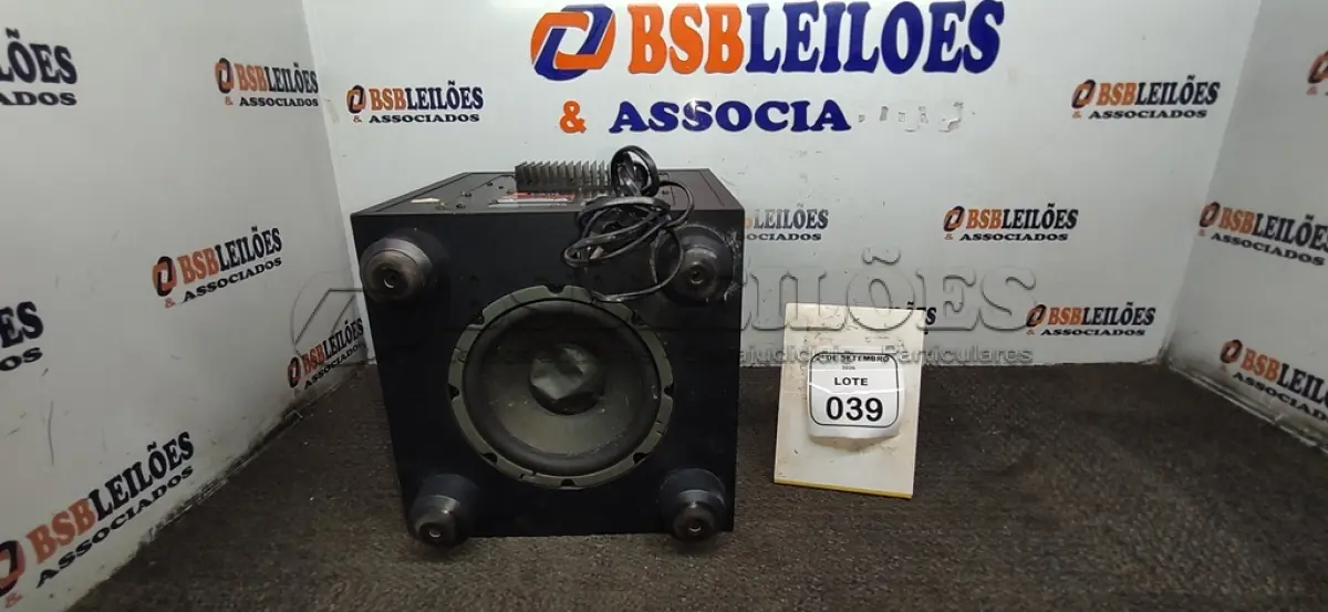 LOTE 039 - 01 CAIXA SUBWOOFER MARCA JBL. (NO ESTADO) ATENÇÃO! FAZER A VISITAÇÃO ANTES DE ARREMATAR, NÃO SABEMOS SE FUNCIONA, LEILÃO NÃO TEM GARANTIA E NEM DEVOLUÇÃO, SUJEITO A POSSÍVEIS AVARIAS VISÍVEIS/OCULTAS E/OU AUSÊNCIA DE COMPONENTES.