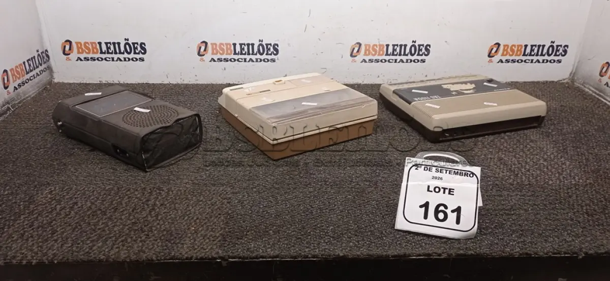 LOTE 161 - 03 GRAVADORES ANTIGOS DE MARCAS E MODELOS DIVERSOS. (NO ESTADO) ATENÇÃO! FAZER A VISITAÇÃO ANTES DE ARREMATAR, NÃO SABEMOS SE FUNCIONA, LEILÃO NÃO TEM GARANTIA E NEM DEVOLUÇÃO, SUJEITO A POSSÍVEIS AVARIAS VISÍVEIS/OCULTAS E/OU AUSÊNCIA DE COMPONENTES.