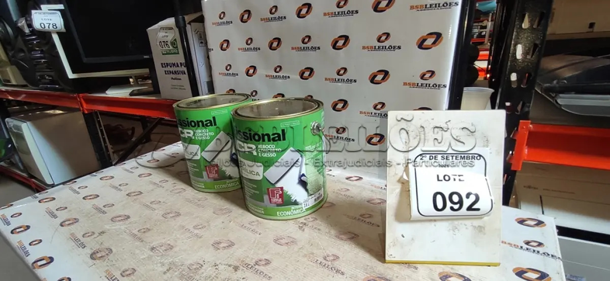 LOTE 092 - 02 LATAS DE TINTA ACRÍLICA DE 3,6L NA COR LUAR DO SERTÃO MARCA PROFISSIONAL ACR. (NO ESTADO) ATENÇÃO! FAZER A VISITAÇÃO ANTES DE ARREMATAR, NÃO SABEMOS SE FUNCIONA, LEILÃO NÃO TEM GARANTIA E NEM DEVOLUÇÃO, SUJEITO A POSSÍVEIS AVARIAS VISÍVEIS/OCULTAS E/OU AUSÊNCIA DE COMPONENTES.