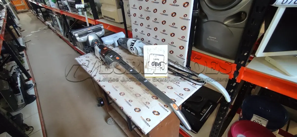 LOTE 086 - 02 ASPIRADORES DE PÓ MARCAS BLACK DECKER E MIDEA. (NO ESTADO) ATENÇÃO! FAZER A VISITAÇÃO ANTES DE ARREMATAR, NÃO SABEMOS SE FUNCIONA, LEILÃO NÃO TEM GARANTIA E NEM DEVOLUÇÃO, SUJEITO A POSSÍVEIS AVARIAS VISÍVEIS/OCULTAS E/OU AUSÊNCIA DE COMPONENTES.