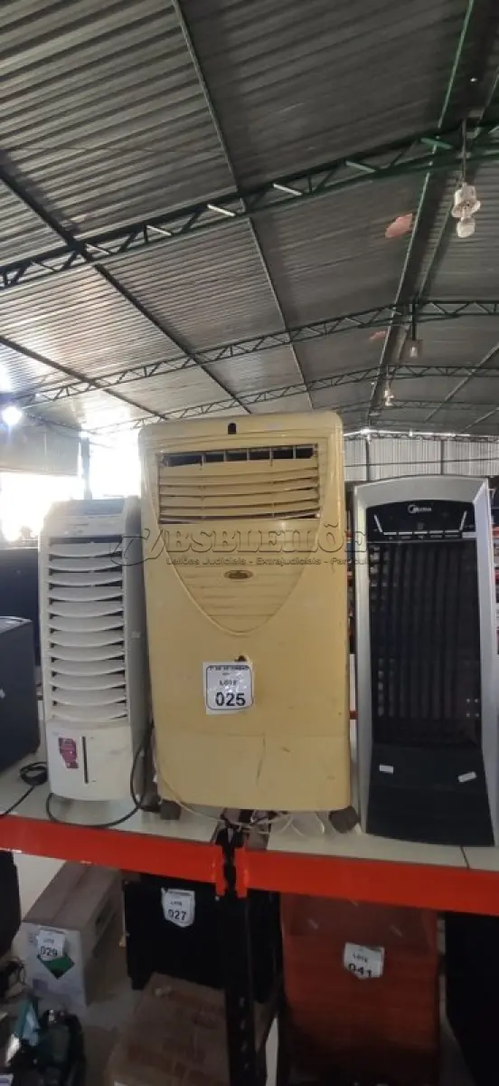 LOTE 025 - 03 CLIMATIZADORES DE AR DE MARCAS E MODELOS DIVERSOS. (NO ESTADO) ATENÇÃO! FAZER A VISITAÇÃO ANTES DE ARREMATAR, NÃO SABEMOS SE FUNCIONA, LEILÃO NÃO TEM GARANTIA E NEM DEVOLUÇÃO, SUJEITO A POSSÍVEIS AVARIAS VISÍVEIS/OCULTAS E/OU AUSÊNCIA DE COMPONENTES.