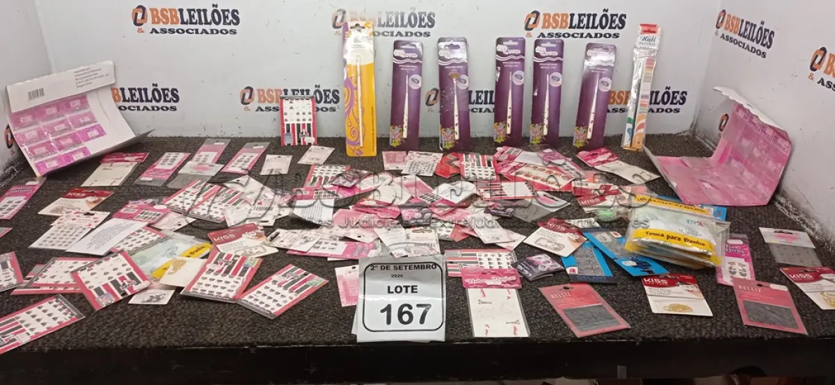 LOTE 167 - 01 LOTE COM GRANDE QUANTIDADE DE ADESIVOS DE UNHA DE MARCAS E MODELOS DIVERSOS. (NO ESTADO) ATENÇÃO! FAZER A VISITAÇÃO ANTES DE ARREMATAR, NÃO SABEMOS SE FUNCIONA, LEILÃO NÃO TEM GARANTIA E NEM DEVOLUÇÃO, SUJEITO A POSSÍVEIS AVARIAS VISÍVEIS/OCULTAS E/OU AUSÊNCIA DE COMPONENTES.