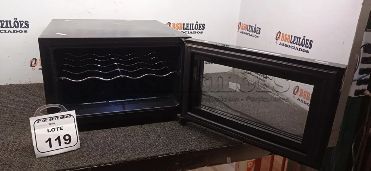 LOTE 119 - 01 ADEGA DE VINHO BIVOLT MARCA CADENCE. (NO ESTADO) ATENÇÃO! FAZER A VISITAÇÃO ANTES DE ARREMATAR, NÃO SABEMOS SE FUNCIONA, LEILÃO NÃO TEM GARANTIA E NEM DEVOLUÇÃO, SUJEITO A POSSÍVEIS AVARIAS VISÍVEIS/OCULTAS E/OU AUSÊNCIA DE COMPONENTES.