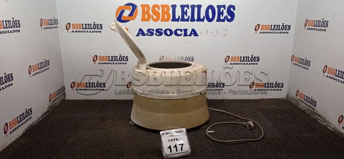 LOTE 117 - 01 CENTRIFUGA DE SANGUE COM AVARIAS. (NO ESTADO) ATENÇÃO! FAZER A VISITAÇÃO ANTES DE ARREMATAR, NÃO SABEMOS SE FUNCIONA, LEILÃO NÃO TEM GARANTIA E NEM DEVOLUÇÃO, SUJEITO A POSSÍVEIS AVARIAS VISÍVEIS/OCULTAS E/OU AUSÊNCIA DE COMPONENTES.