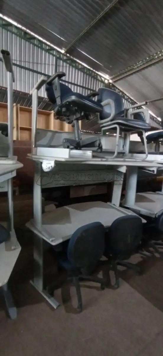 LOTE 381 - 03 MESAS, 01 CADEIRA DE PÉS FIXOS E 03 CADEIRAS DE ESCRITÓRIO GIRATÓRIAS. (NO ESTADO) ATENÇÃO! FAZER A VISITAÇÃO ANTES DE ARREMATAR, NÃO SABEMOS SE FUNCIONA, LEILÃO NÃO TEM GARANTIA E NEM DEVOLUÇÃO, SUJEITO A POSSÍVEIS AVARIAS VISÍVEIS/OCULTAS E/OU AUSÊNCIA DE COMPONENTES.