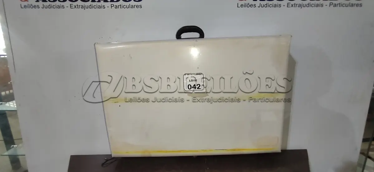 LOTE 042 - 01 CAMA DE MASSAGEM PORTÁTIL. (NO ESTADO) ATENÇÃO! FAZER A VISITAÇÃO ANTES DE ARREMATAR, NÃO SABEMOS SE FUNCIONA, LEILÃO NÃO TEM GARANTIA E NEM DEVOLUÇÃO, SUJEITO A POSSÍVEIS AVARIAS VISÍVEIS/OCULTAS E/OU AUSÊNCIA DE COMPONENTES.