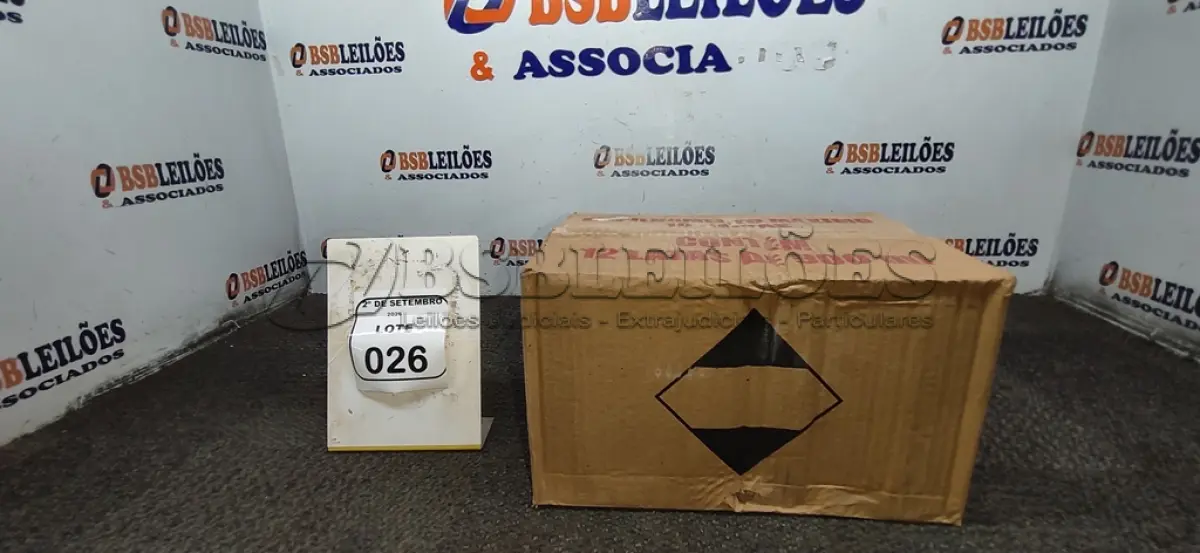 LOTE 026 - 12 LATAS DE REMOVEDORES DE TINTAS E TEXTURAS DE 900ML CADA. (NO ESTADO) ATENÇÃO! FAZER A VISITAÇÃO ANTES DE ARREMATAR, NÃO SABEMOS SE FUNCIONA, LEILÃO NÃO TEM GARANTIA E NEM DEVOLUÇÃO, SUJEITO A POSSÍVEIS AVARIAS VISÍVEIS/OCULTAS E/OU AUSÊNCIA DE COMPONENTES.