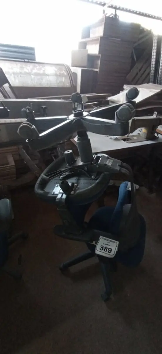 LOTE 389 - 02 CADEIRAS DE ESCRITÓRIO GIRATÓRIAS. (NO ESTADO) ATENÇÃO! FAZER A VISITAÇÃO ANTES DE ARREMATAR, NÃO SABEMOS SE FUNCIONA, LEILÃO NÃO TEM GARANTIA E NEM DEVOLUÇÃO, SUJEITO A POSSÍVEIS AVARIAS VISÍVEIS/OCULTAS E/OU AUSÊNCIA DE COMPONENTES.