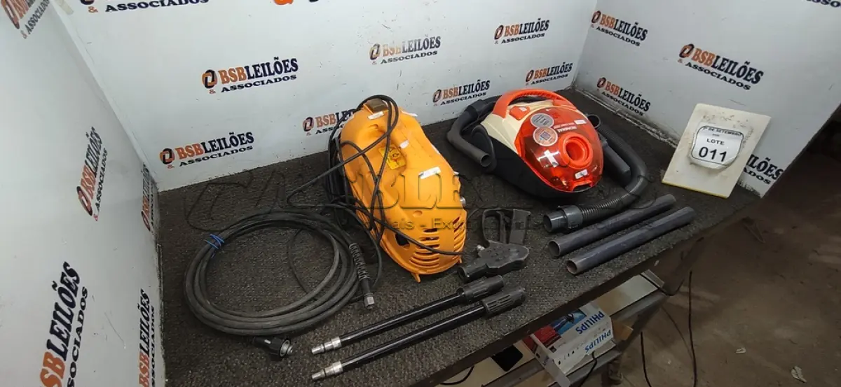 LOTE 011 - 01 LAVADORA DE ALTA PRESSÃO MARCA BRICO TECH E 01 ASPIRADOR DE PÓ MARCA MONDIAL. (NO ESTADO) ATENÇÃO! FAZER A VISITAÇÃO ANTES DE ARREMATAR, NÃO SABEMOS SE FUNCIONA, LEILÃO NÃO TEM GARANTIA E NEM DEVOLUÇÃO, SUJEITO A POSSÍVEIS AVARIAS VISÍVEIS/OCULTAS E/OU AUSÊNCIA DE COMPONENTES.