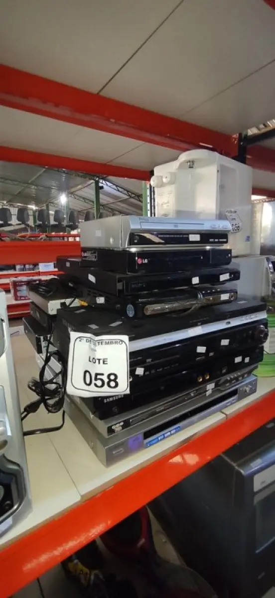 LOTE 058 - 01 LOTE COM GRANDE QUANTIDADE DE APARELHOS DE DVD E HOME THEATER. (NO ESTADO) ATENÇÃO! FAZER A VISITAÇÃO ANTES DE ARREMATAR, NÃO SABEMOS SE FUNCIONA, LEILÃO NÃO TEM GARANTIA E NEM DEVOLUÇÃO, SUJEITO A POSSÍVEIS AVARIAS VISÍVEIS/OCULTAS E/OU AUSÊNCIA DE COMPONENTES.